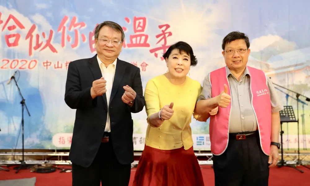 億光LED點亮中山樓　簡文秀與民眾歡唱「恰似你的溫柔」