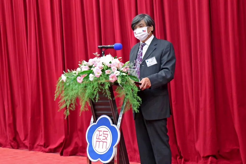 稱400年前台灣社會「衣不蔽體」　政大校長致歉：無低貶原民之意