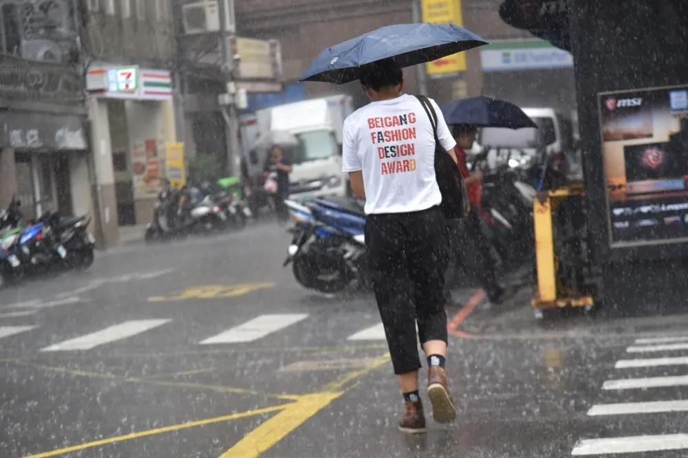 【大雨來襲】桃竹發布大雨特報　慎防瞬間大雷雨