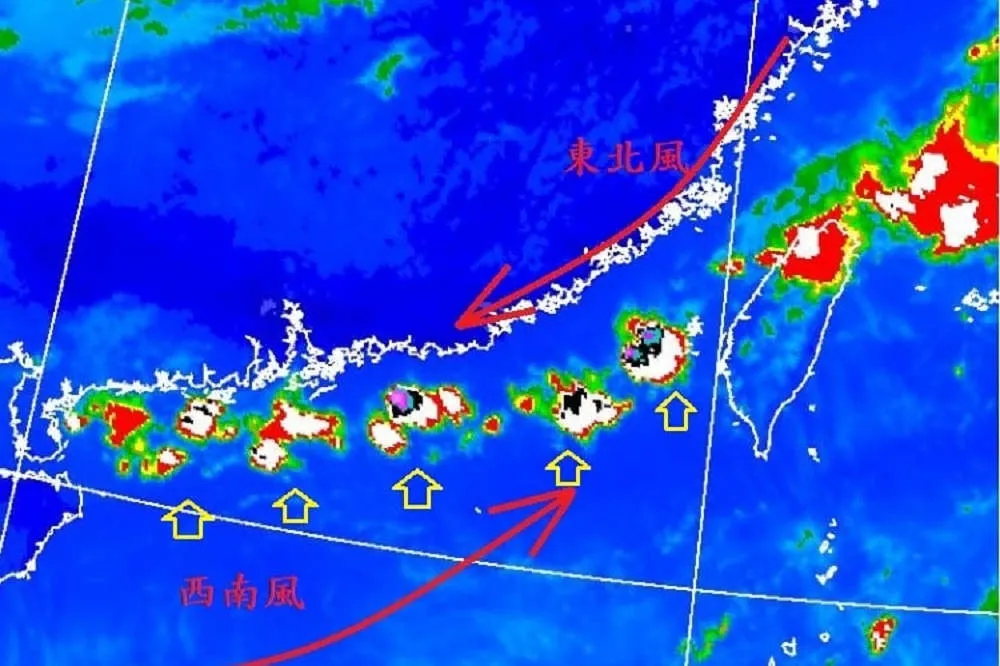 雲圖罕見「對流胞」乖乖排隊　鄭明典：北台灣掃到颱風尾