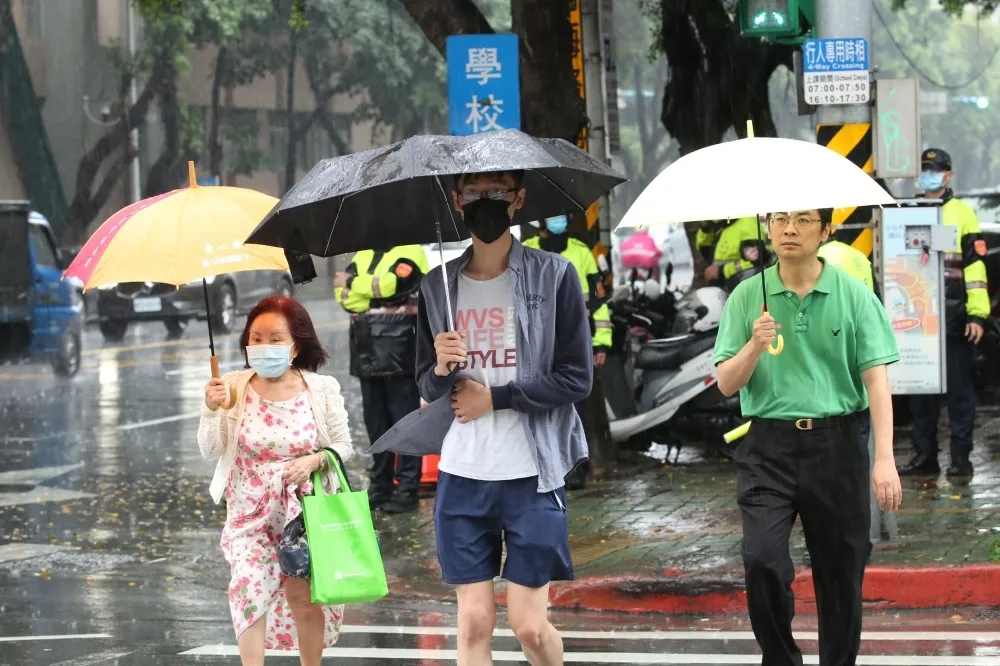 瘋狗浪仍隨時發動攻擊　北台灣、東半部、恆春半島及馬祖要小心