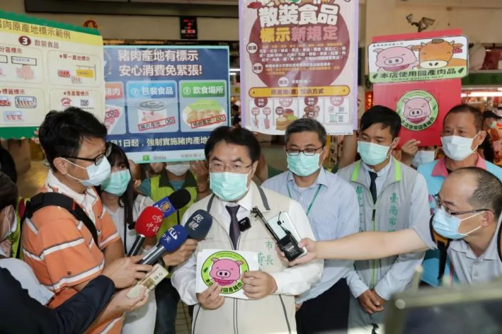 台南市長黃偉哲至傳統市場張貼國產豬牛標誌