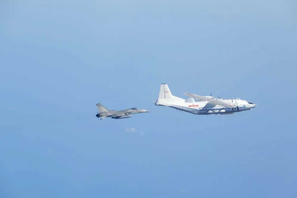 又亂來！解放軍機SU-30、運八機群擾西南空域　我空軍升空監控
