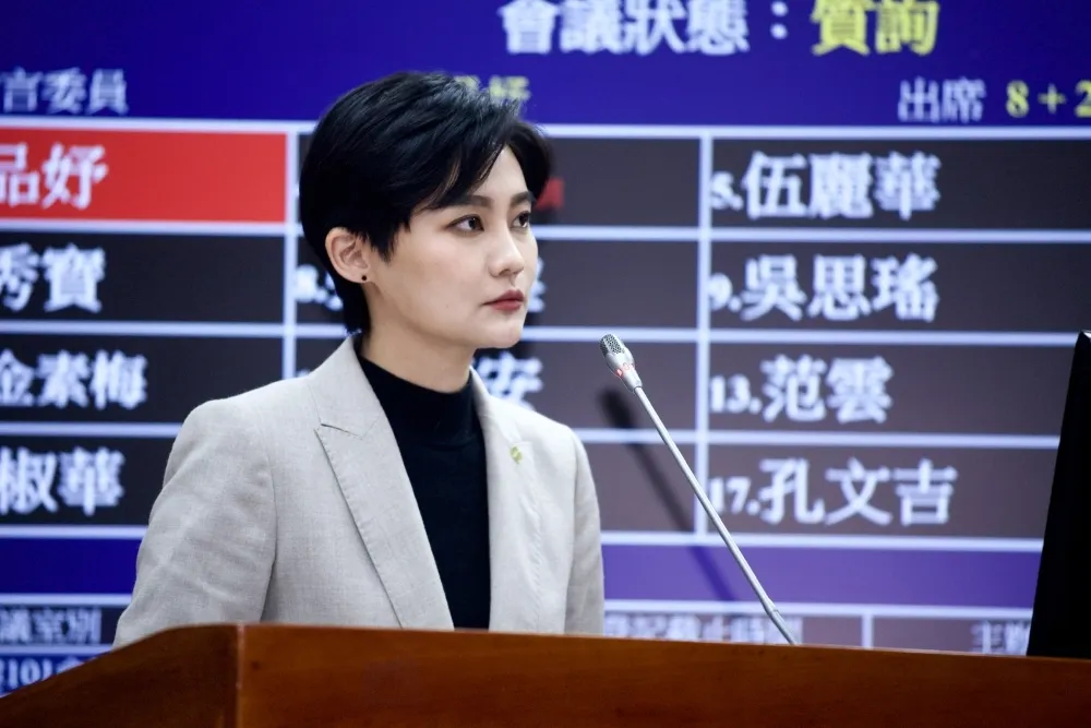 賴品妤開直播反擊時力　「我的穿著、戀情和專業沒實質關係」