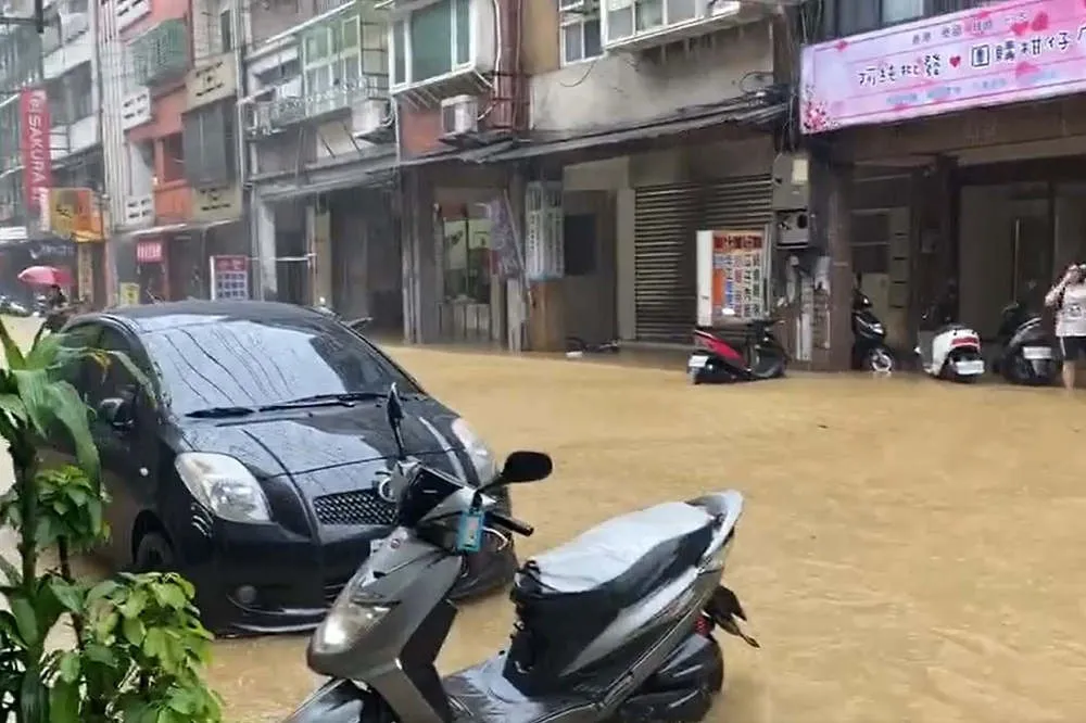 【豪雨狂炸】基隆水淹至半輪胎高　市區路段慘變「黃河」