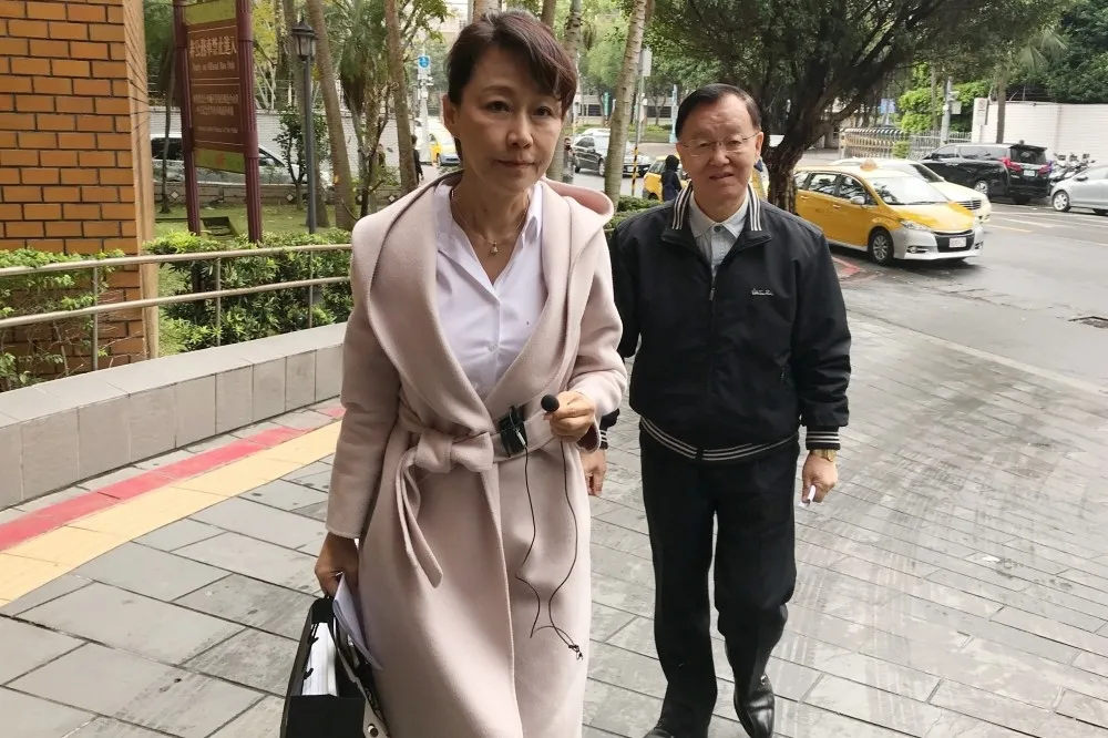 不爽遭「誰摔死了李新」影射　義妹林麗君怒告郭新政敗訴