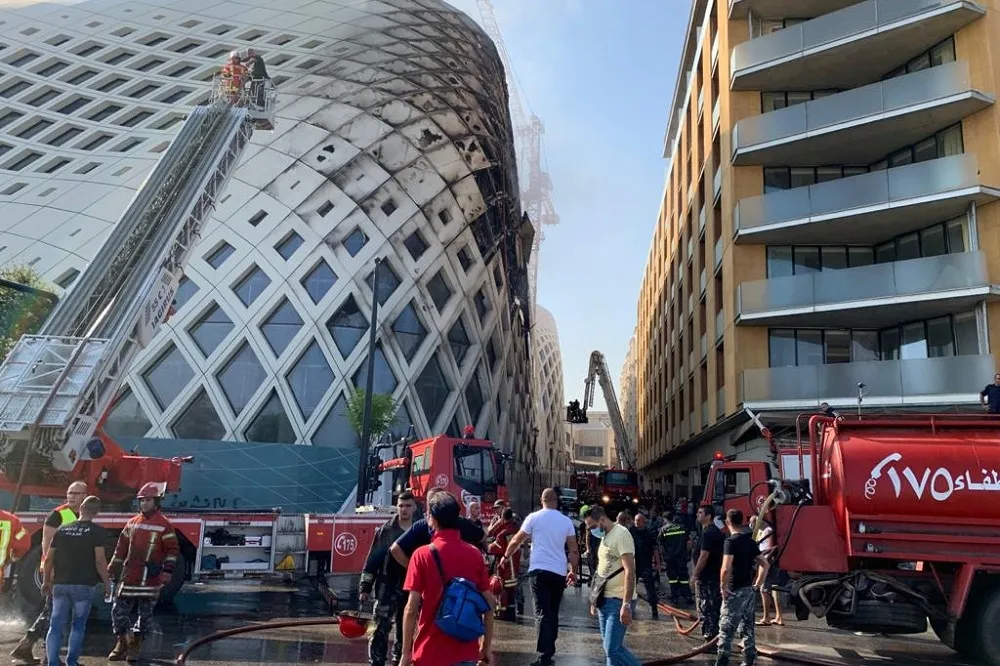 貝魯特再傳火災　建築女帝Zaha Hadid作品冒出大量濃煙