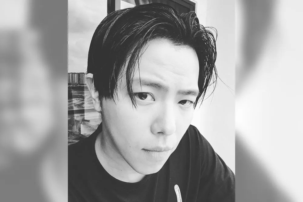 小鬼黃鴻升臥倒浴室門口　初步死因曝光
