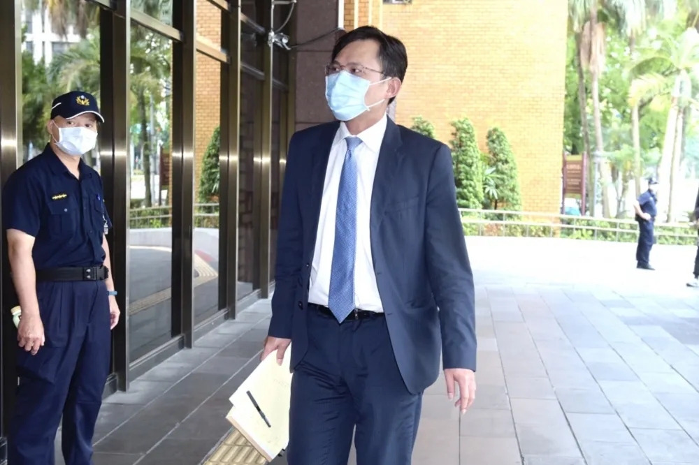 永豐金自訴背信案開庭　黃國昌幫「吹哨者」張晉源義務辯護
