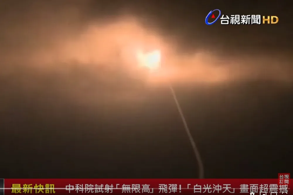 【弓三增程2型補考】屏東九鵬基地飛彈升空　蘭嶼上空對接攔截