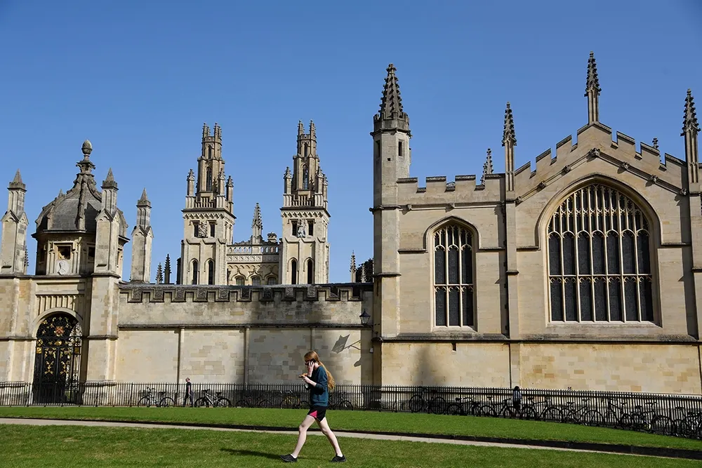 【新冠肺炎】英大學迎新狂歡爆群聚感染　學者：減2/3在校人數