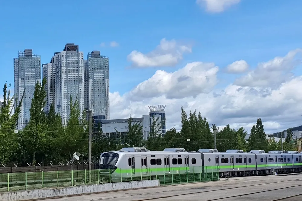 台鐵通勤生力軍！　「最美區間車」EMU900型電聯車10月抵台