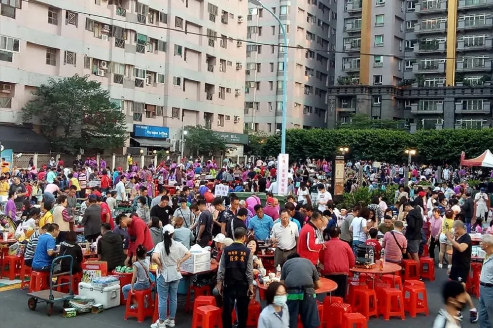 疫情住戶「悶壞了」　桃園中壢超狂萬人封街烤肉上陣！