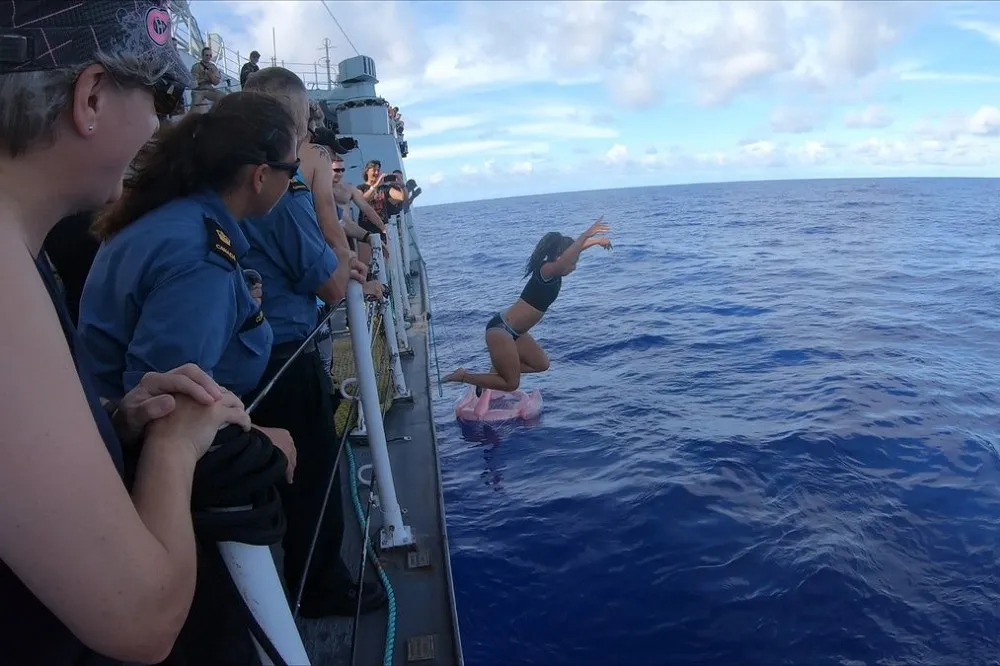 【不只解放軍機】加拿大軍艦3日北上通過台海　船員PO跳水消暑照