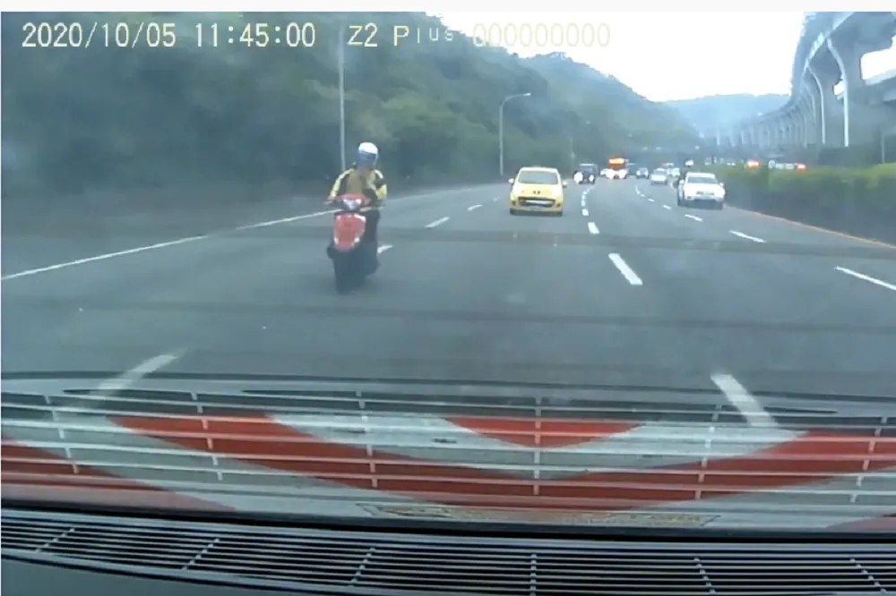 【有片】白目騎士叼菸蛇行國道　摔車後10車追撞慘釀4傷