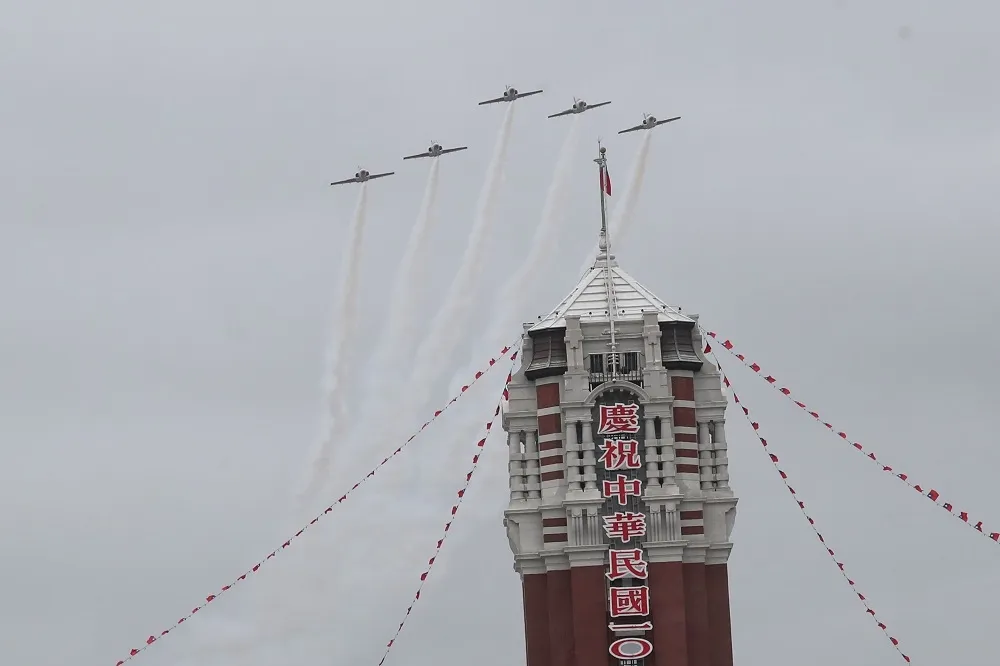 國慶預演「空中分列式」　 F16戰機、AT-3教練機呼嘯而過