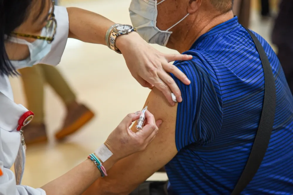 公費流感疫苗首日接種近40萬劑　65歲以上長者逾半數