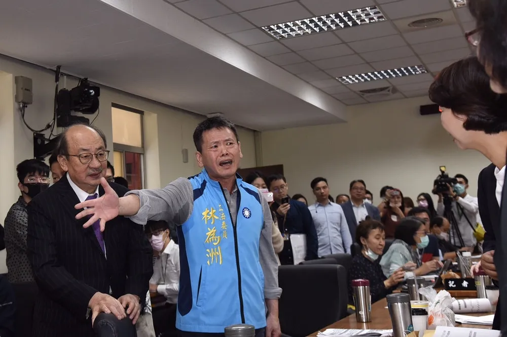 【美豬立院交鋒】陳吉仲漏帶資料被噹爆　藍委痛罵「無恥」