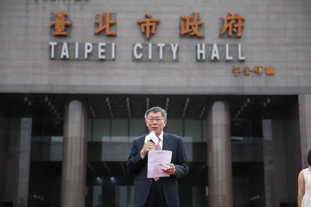 「首次著西裝」出席北市府國慶升旗　柯文哲：陳佩琪說穿這套就這套
