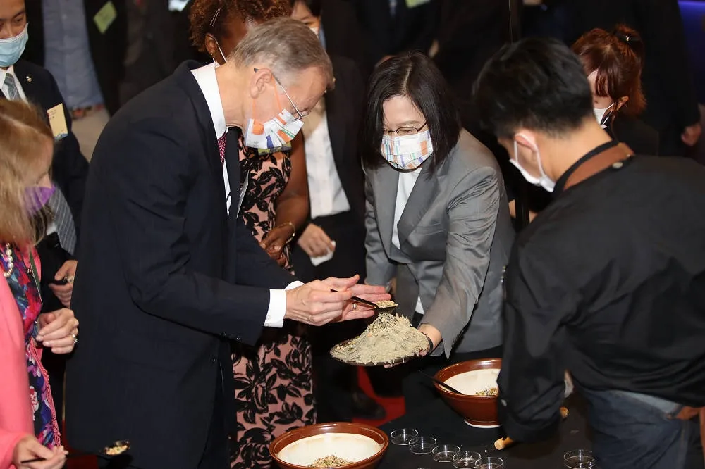 【國慶酒會】融合台灣食材製成甜點　蔡英文與外賓共製擂茶冰沙