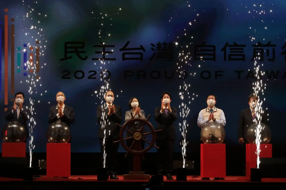 黃偉哲與蔡英文在安平與全民慶雙十　總統呼籲大家要多來享受台南的美好