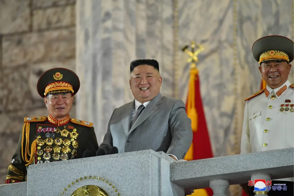 【凌晨閱兵】「北韓將持續研發核武」　金正恩展示新型洲際彈道飛彈