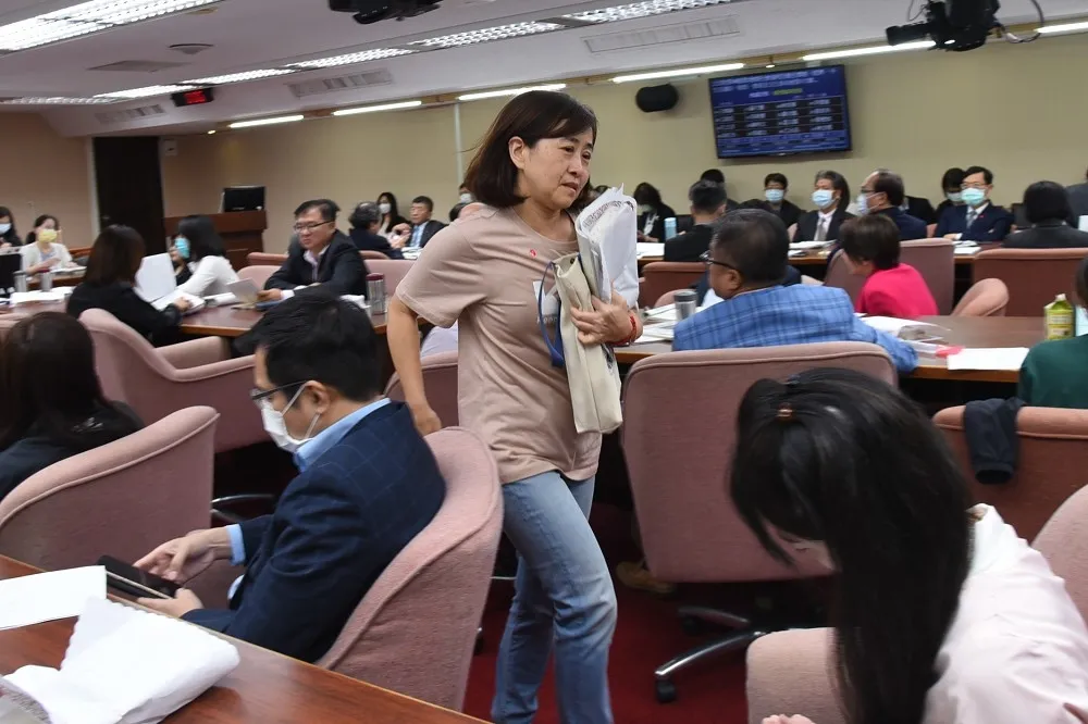 長照機構禁用萊豬提案遭否決　林奕華「含淚」快步離開