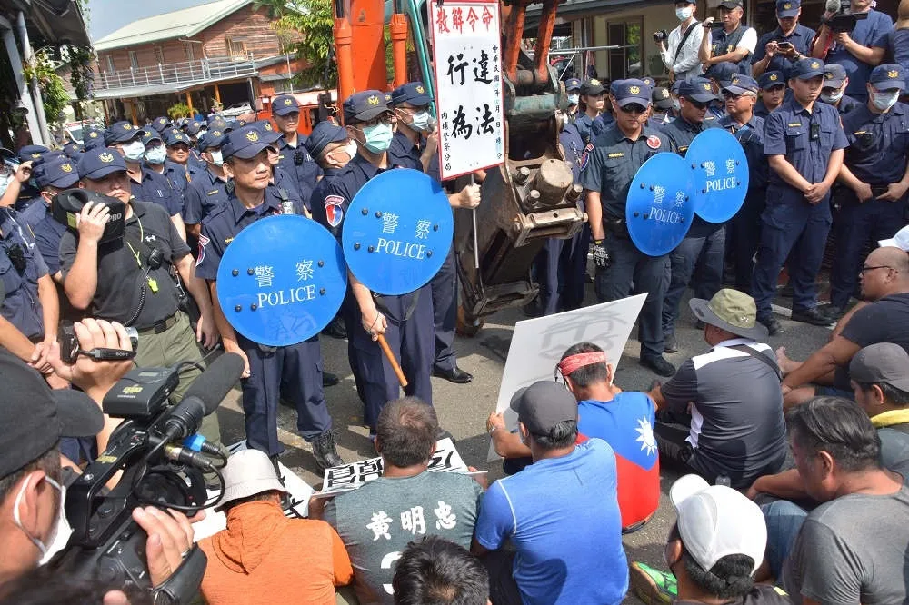 屏東禮納里拆除違建　20名抗議族人遭抬離2人不適送醫