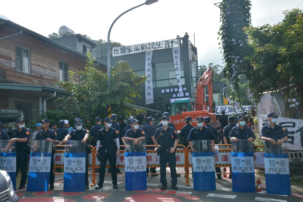 禮納里部落危害公安超大違建　縣府順利執行拆除