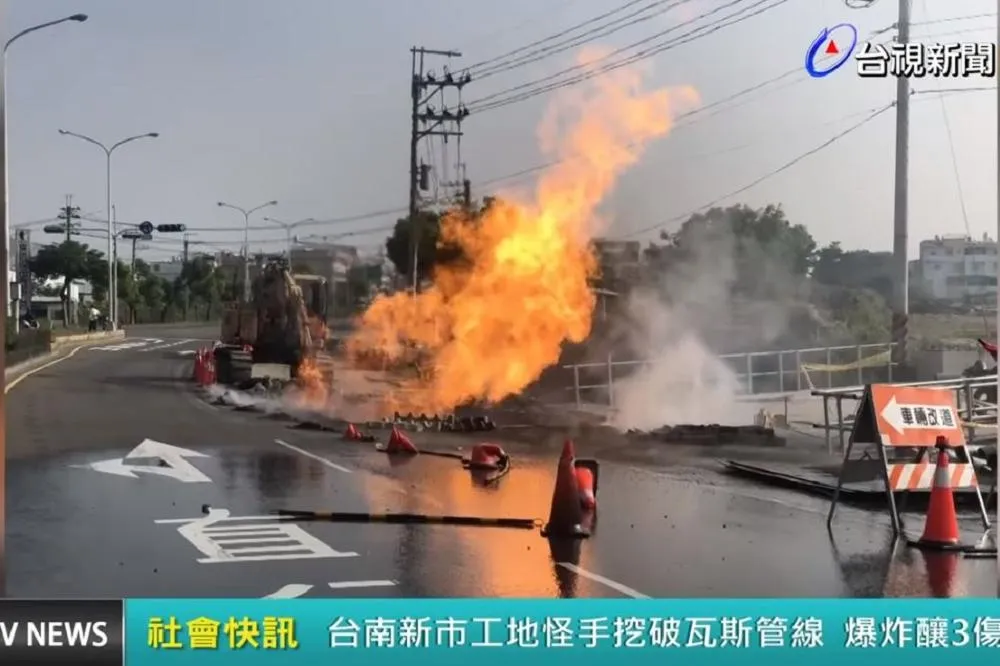 台南新市怪手挖斷管線引爆炸　3名工人灼傷送醫