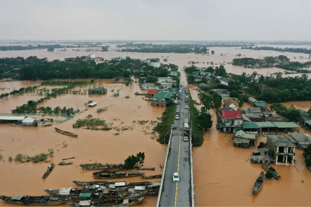 【連兩周豪雨】越南中部發生嚴重洪災和土石流　釀88人死亡