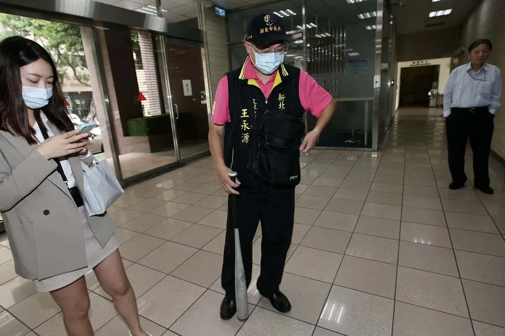 里長持球棒抗議流感疫苗不足　疾管署致歉：盼提高老幼覆蓋率