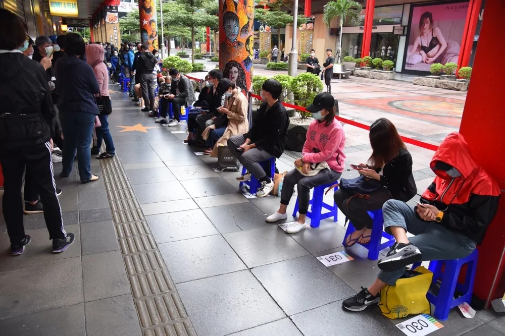 蘋果 iPhone 12 開賣！三大電信排隊人潮不減　頭香果粉 6 天前就開始排隊