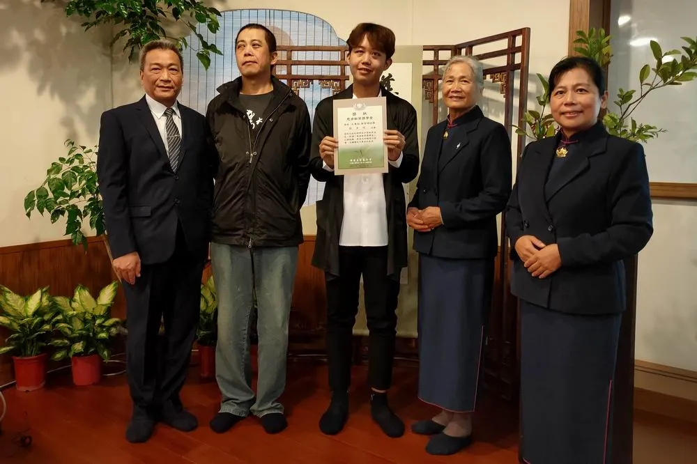 弱視生劉育琛力爭上游考取台大社工　成立社團回饋社會