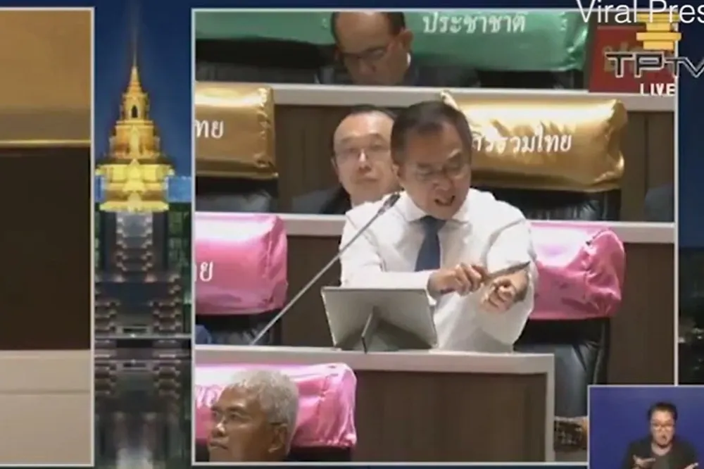 泰國會召開特別會議濺血　反對黨議員不滿總理突拿刀自殘
