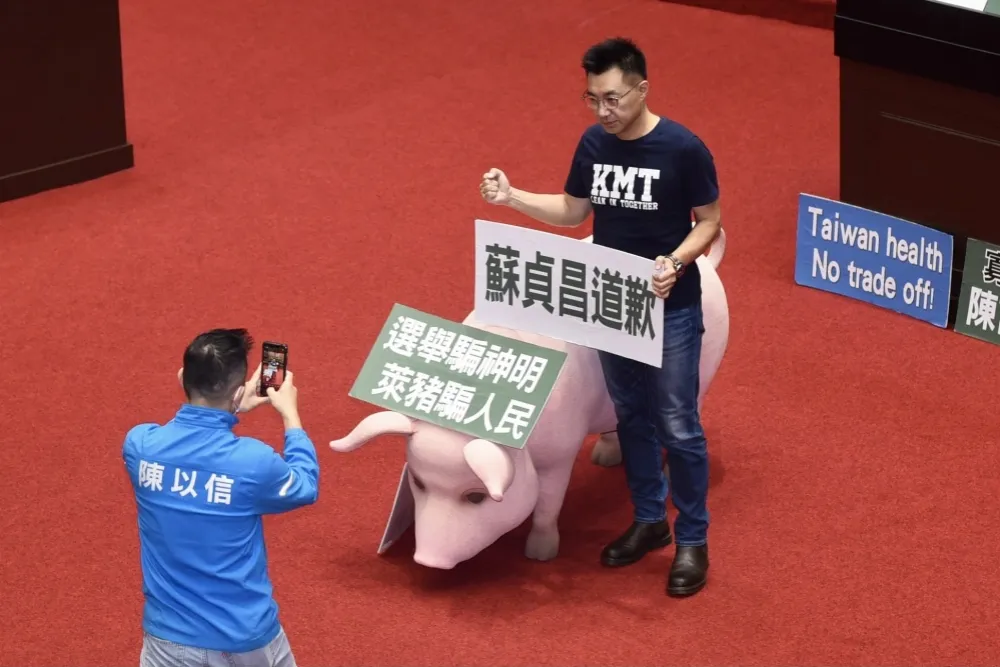 首度入陣勞團秋鬥刷「左而不膠」形象　藍擬撂5千人上街反萊豬