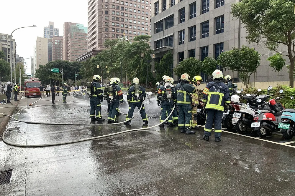 北市信義豪宅區機車大火　疑縱火32輛機車被燒毀