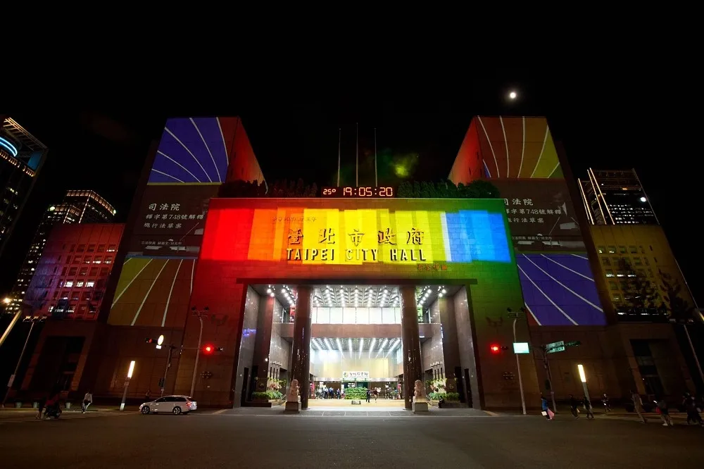 【有片】響應同志大遊行！台北史上首次「Color Taipei 彩虹燈光投影秀」10/29~10/31 晚間限時登場  