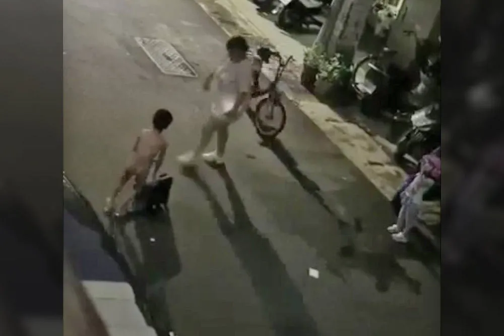狠毒！小3男童遭生父繼母虐打　裸身上街呼救哭求「別再打了」
