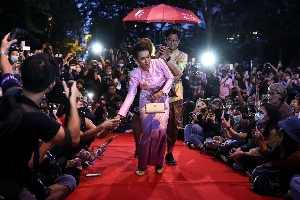 泰國抗議辦街頭時裝秀cos泰王、愛妃與保皇派　嘲諷皇室意味十足