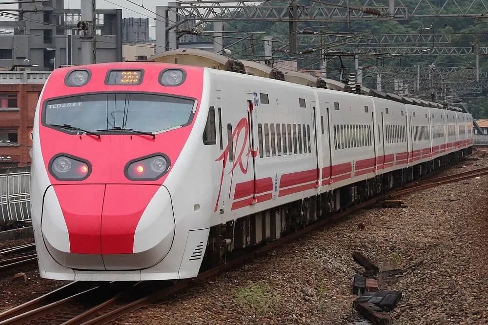 台鐵普悠瑪首度穿越中央山脈　南迴鐵路電氣化試車成功