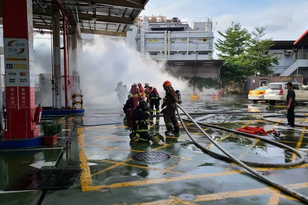 【危機解除】土城加油站驚爆瓦斯外洩　警消一度封路並派20車+56人因應