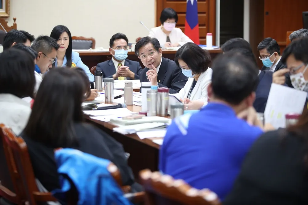 【交鋒8小時】綠委占多數優勢　決議營養午餐契約書免載明瘦肉精