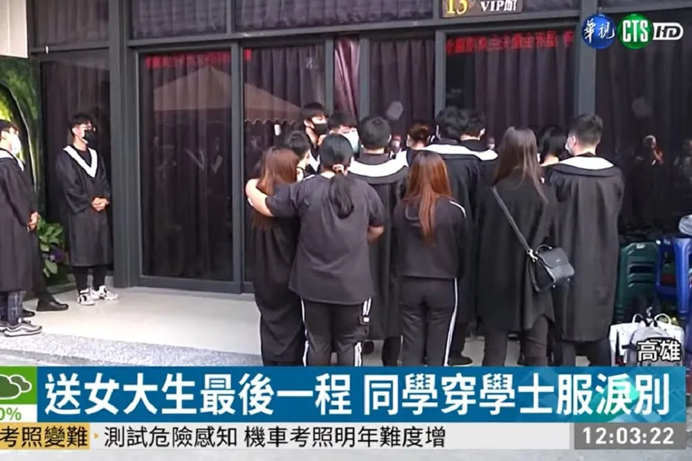 【長榮女大生命案】她的人生畢業典禮　同學穿畢業袍送行淚崩