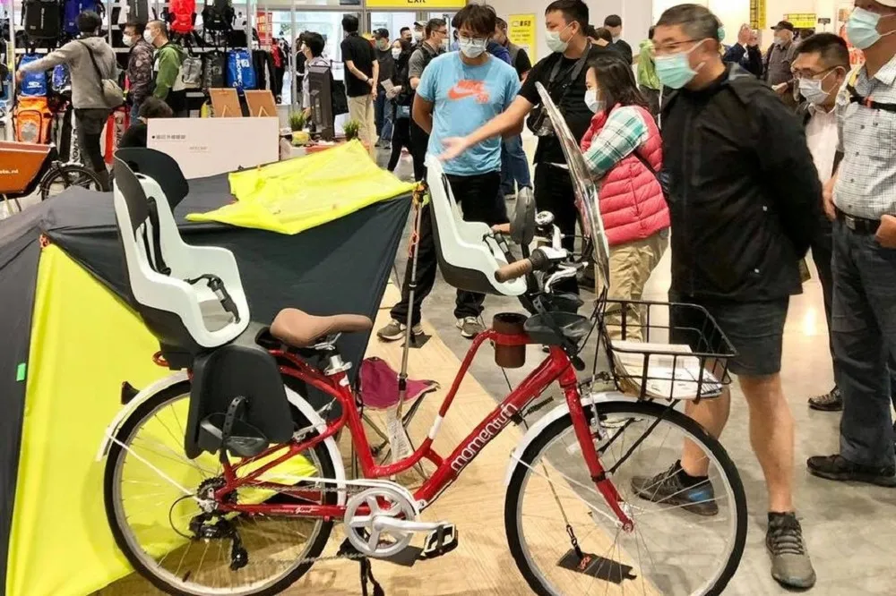 單車親子共乘好便利！ 荷蘭單車安全座椅美觀實用吸引民眾目光 