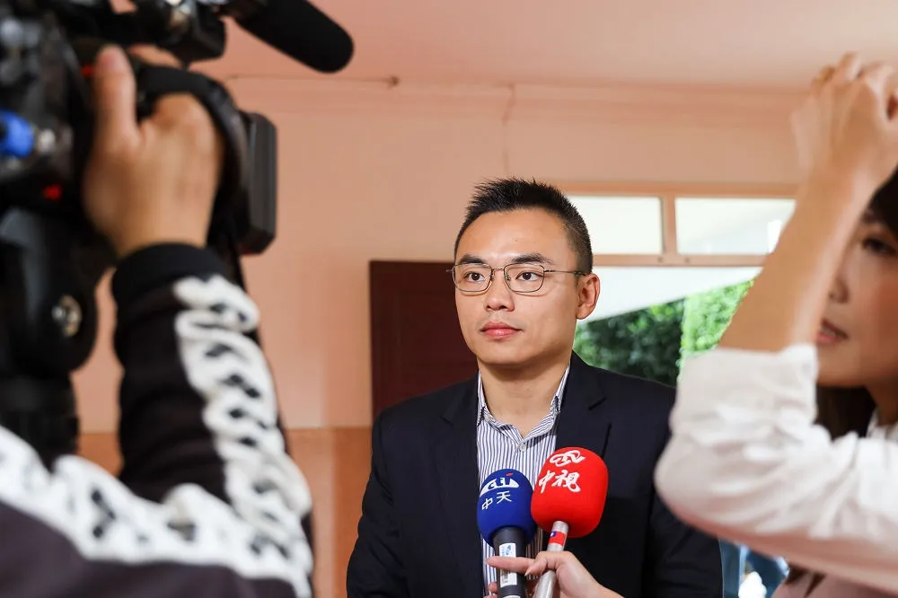 洪孟楷轟清境剃毛秀　質詢馮世寬「有沒有問過羊意見？」被笑爆