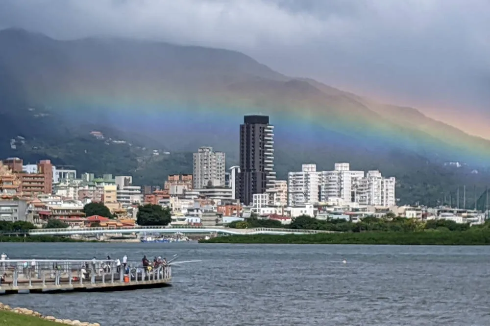 【閃電來襲】「台北現罕見彩虹」新竹飆焚風　南部雨勢持續增強中