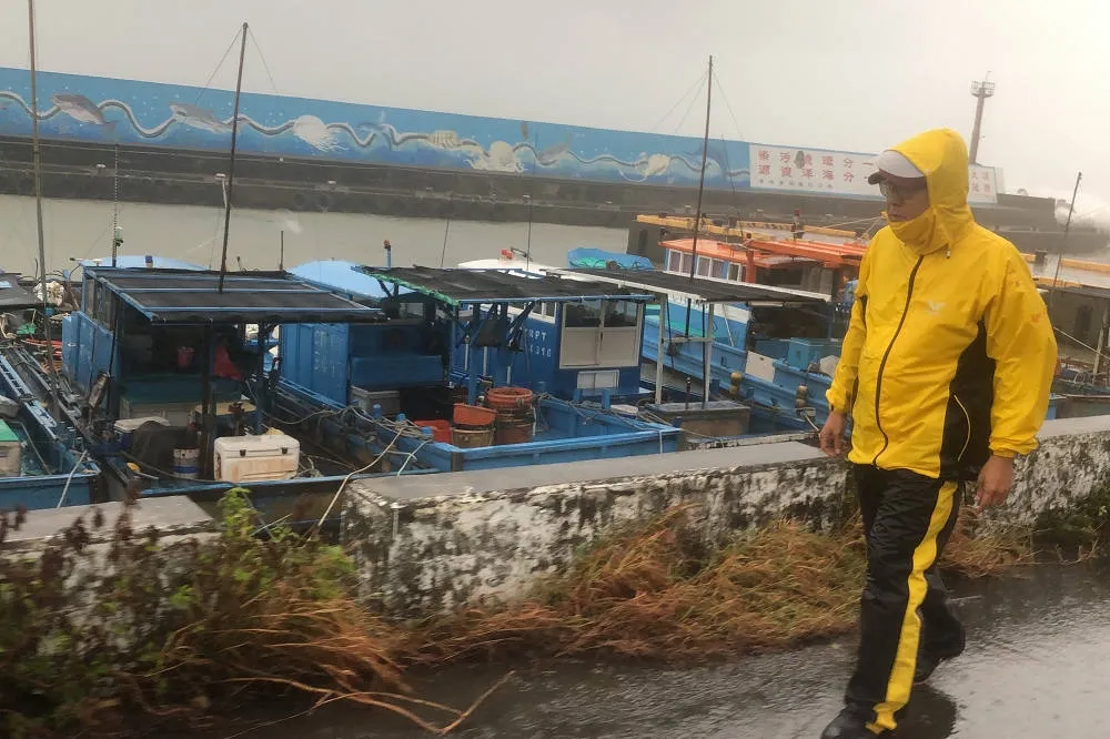 颱風「閃電」挾帶強風逼近南台灣　台東縣1人遭吹落帳篷擊傷