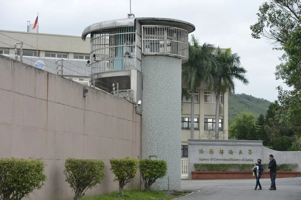 【釋字796號】假釋後犯輕罪「一律回籠」部分違憲　大法官：違法比例原則