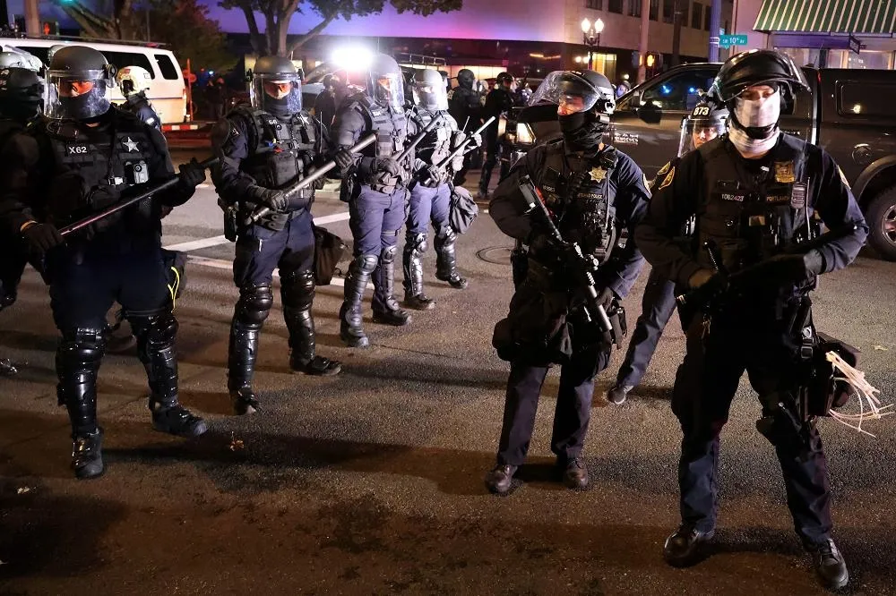 波特蘭BLM抗議者焚燒國旗　反拜登示威人士持AK47